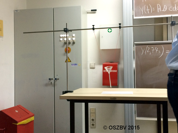 Schwingendes Pendel mit Sand, Foto von Berat